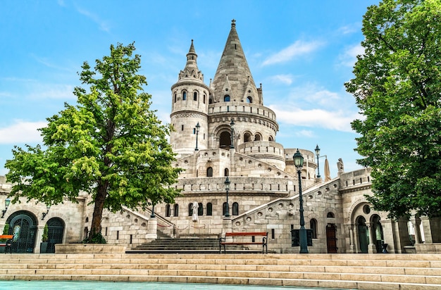 Bastião dos Pescadores em Budapeste na manhã de verão