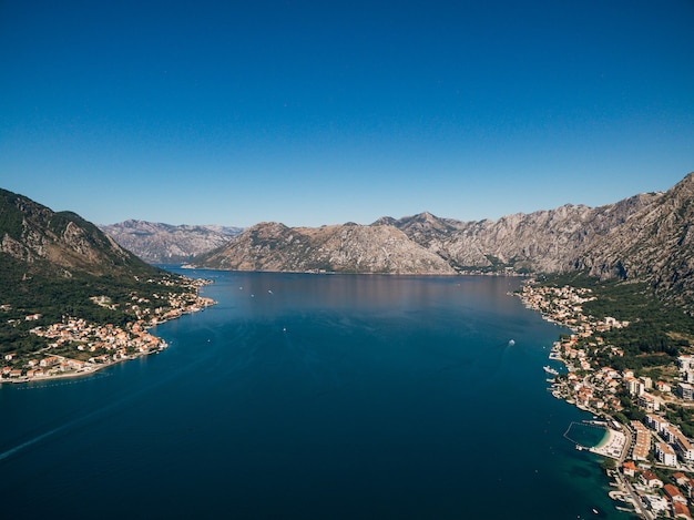 Bastidor de antena desde el dron de la bahía de kotor, montenegro