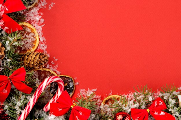 Bastidor con un árbol de Navidad y adornos de colores sobre un fondo rojo brillante