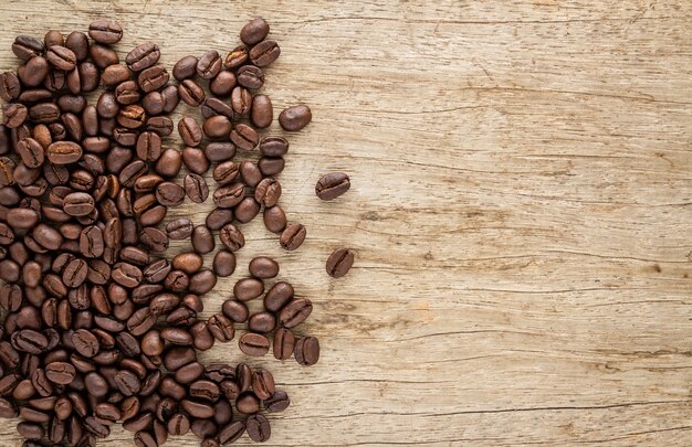 Bastidor con granos de café sobre fondo de madera vieja