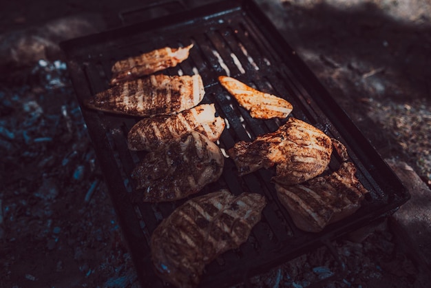 Bastidores de costillas de cerdo a la barbacoa sentados en una parrilla para fumadores con humo proveniente de la parrilla