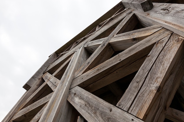 Foto bastidores fuertes de escaleras de madera antiguas