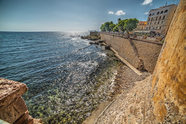 Bastión de Alghero bajo un cielo azul