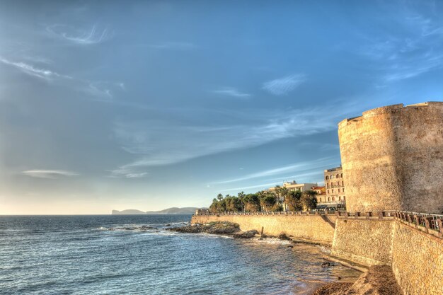 Bastión de Alghero en un día nublado Procesado para el efecto de mapeo de tonos hdr