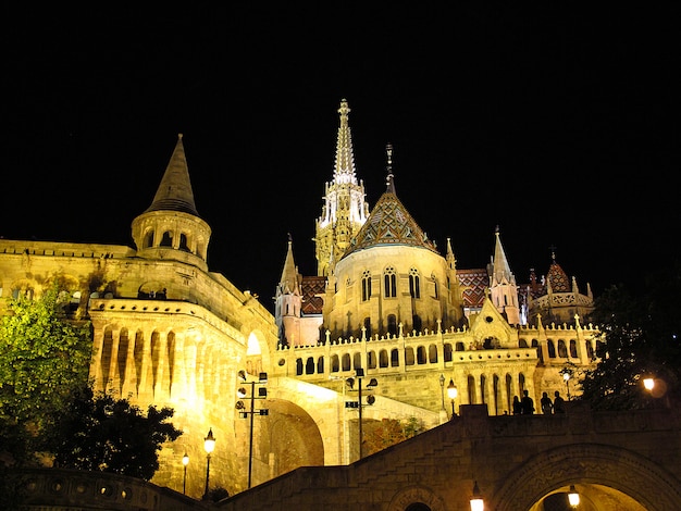 El bastión de los pescadores en Budapest en la noche, Hungría