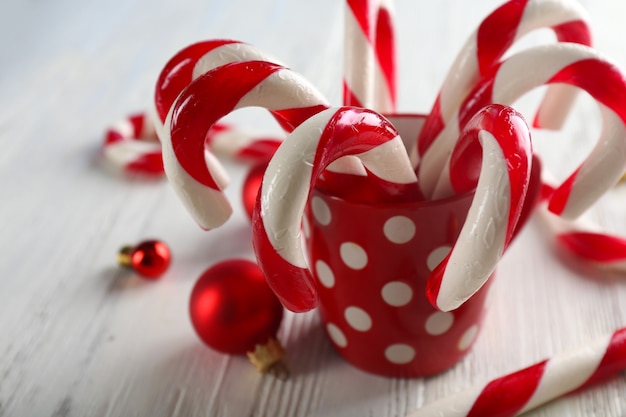 Bastões de doces de Natal em copo em close-up de mesa