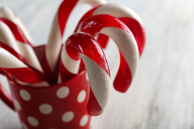 Bastões de doces de Natal em copo em close-up de mesa