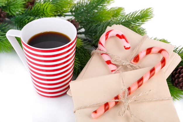 Bastões de Natal, copo com bebida quente e cartas para o Papai Noel, isoladas em branco