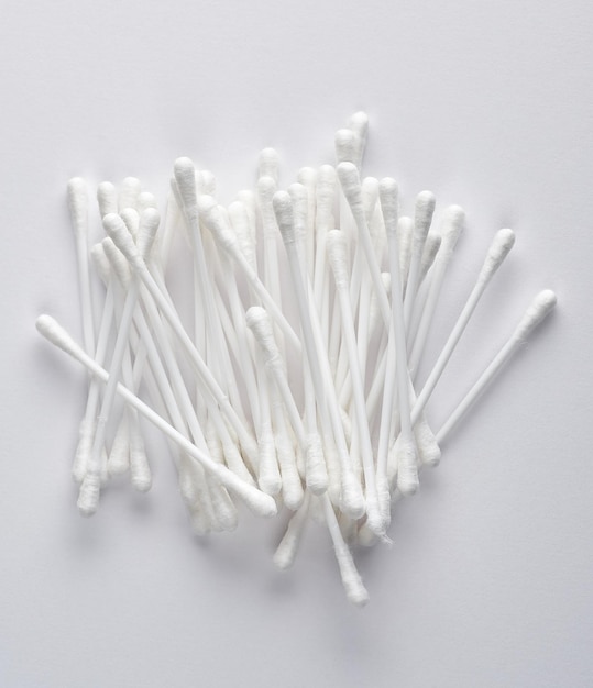 Foto bastões de plástico com algodão branco para limpeza de ouvidos e outros procedimentos de higiene