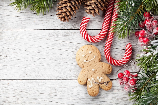 Bastón de caramelo del árbol de navidad y hombre de pan de jengibre