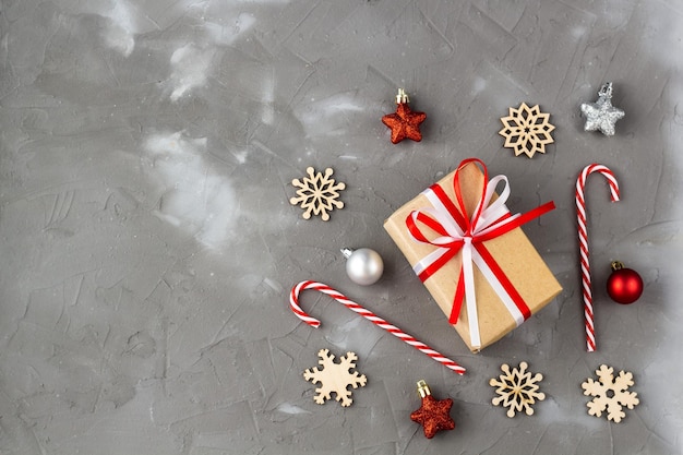 Bastón de caramelo de Navidad bolas rojas y plateadas estrellas Concepto de año nuevo con copos de nieve de madera