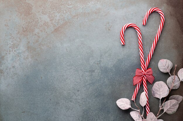 Foto bastón de caramelo de navidad mintió sobre fondo azul.