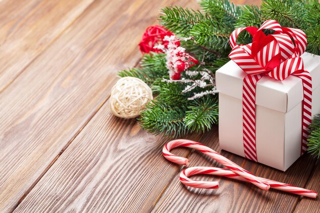 Bastón de caramelo de regalo de Navidad y rama de árbol