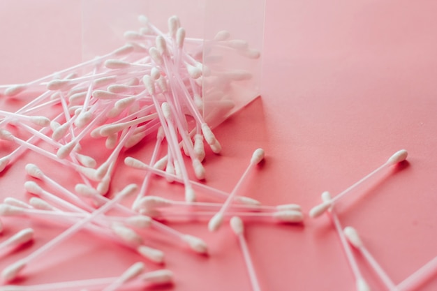 bastoncillos de algodón rosa salieron de la caja en rosa