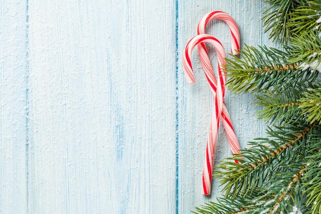 Bastones de caramelo y árbol de navidad