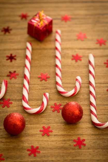 Bastones de caramelo con bolas de Navidad