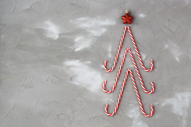 Bastones de caramelo en forma de árbol de Navidad y estrella.