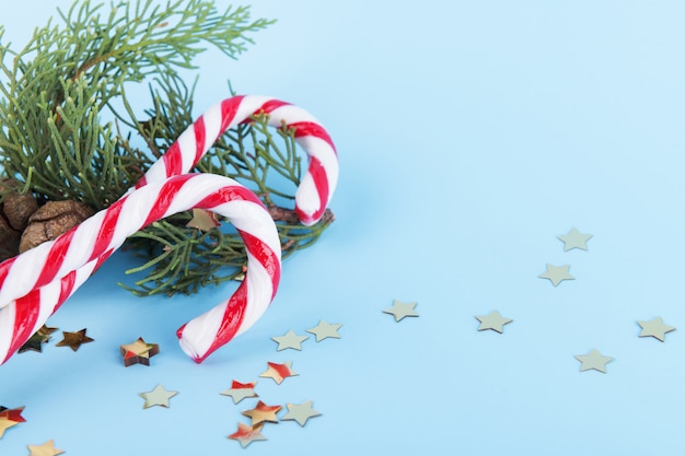 Bastones de caramelo de Navidad con decoración navideña en primer plano de la mesa