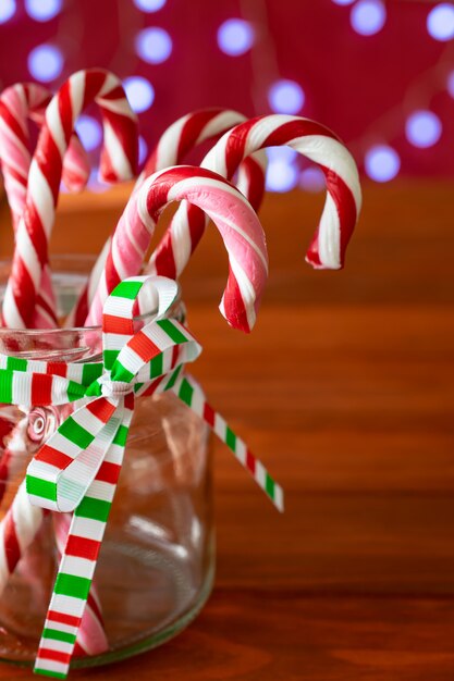 Foto bastones de caramelo de navidad en un frasco de vidrio