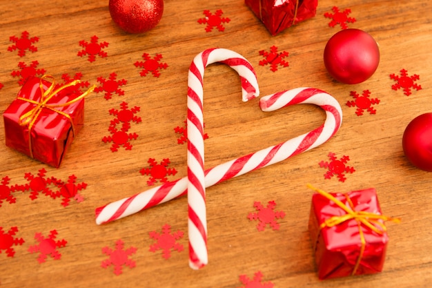 Foto bastones de caramelo de navidad y otras decoraciones de navidad