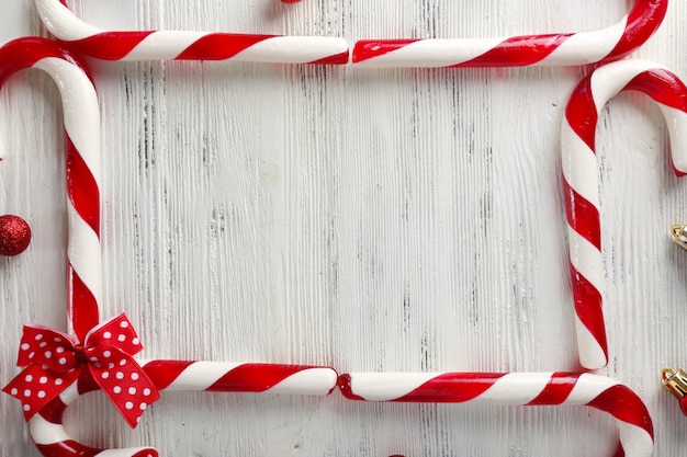 Bastones de caramelo de Navidad en primer plano de la mesa