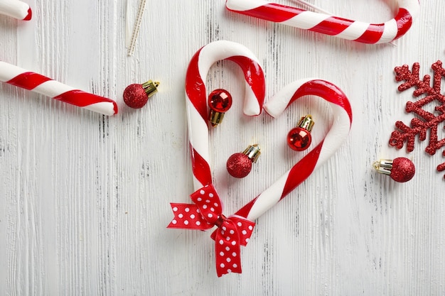 Bastones de caramelo de Navidad en primer plano de la mesa