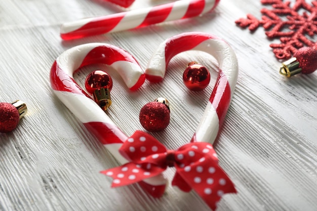 Bastones de caramelo de Navidad en primer plano de la mesa