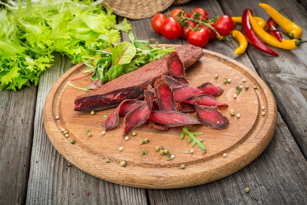 Basturma armênio. Carne curada e especiarias. Produtos orgânicos em uma mesa de madeira