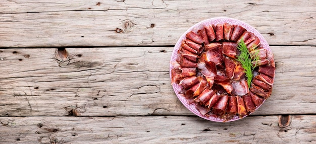 Basturma en rodajas o cecina de vacuno. Cecina de carne de caballo. Cocina armenia. Copiar el espacio