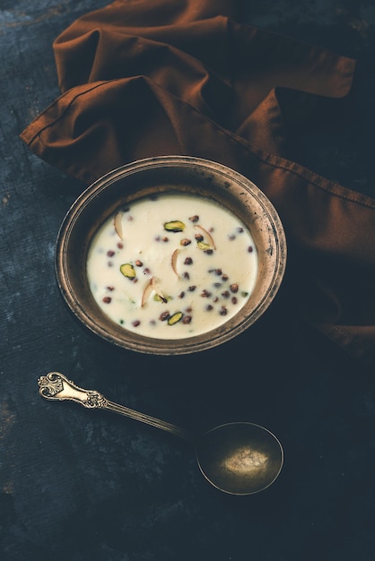 Foto basundi o rabri o rabdi: es un postre hecho de leche condensada y frutos secos.