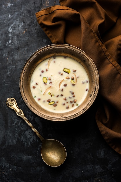 Basundi oder Rabri oder Rabdi - ist ein Dessert aus Kondensmilch und Trockenfrüchten