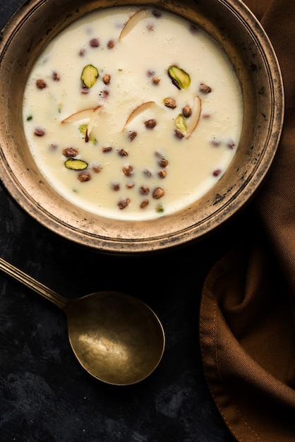 Basundi oder Rabri oder Rabdi - ist ein Dessert aus Kondensmilch und Trockenfrüchten