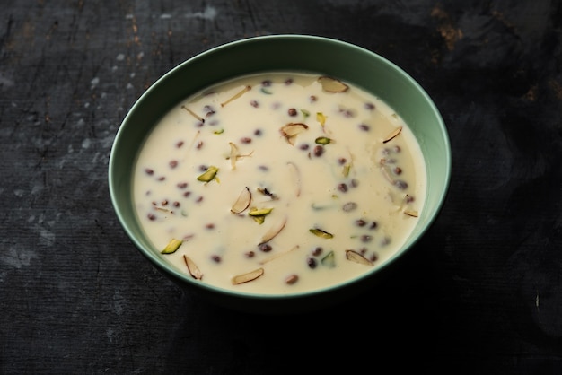 Basundi oder Rabri oder Rabdi - ist ein Dessert aus Kondensmilch und Trockenfrüchten