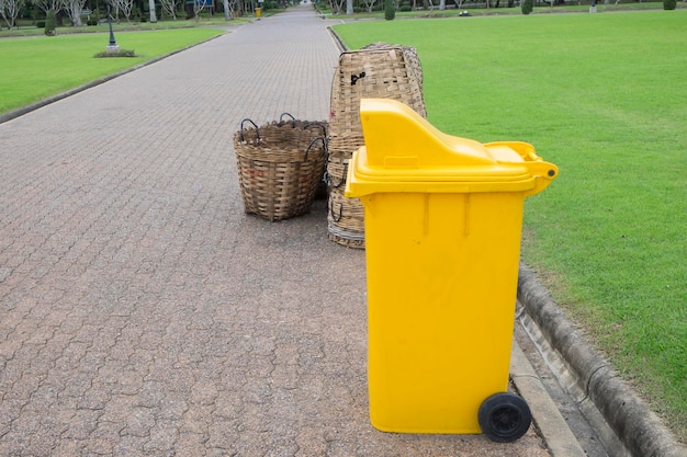 Basura amarilla en el camino