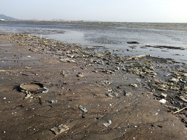 Basura basura en la playa