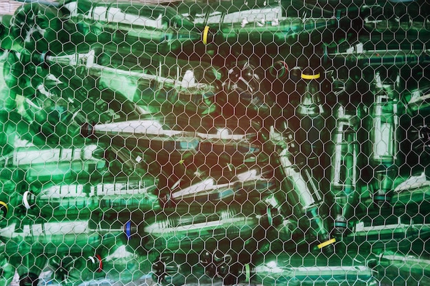 Basura de botella de vidrio verde lista para reciclar