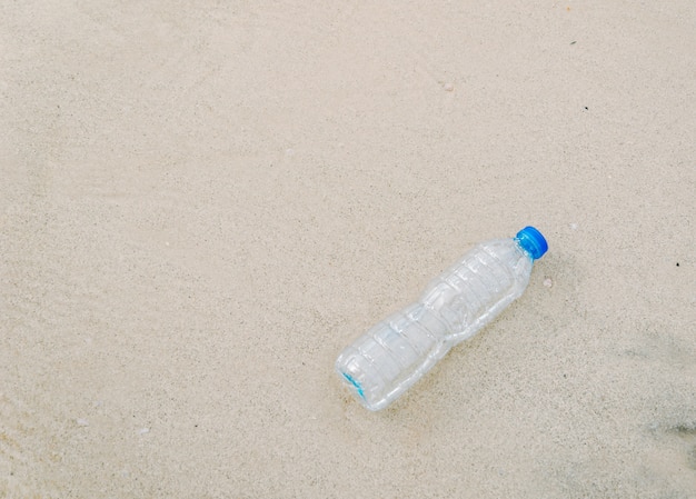 Basura de botellas de plástico en la playa Descarga de desechos humanos