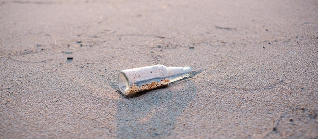 Basura de botellas de vidrio en la playa Ecología Contaminación ambiental y concepto de problema ecológico