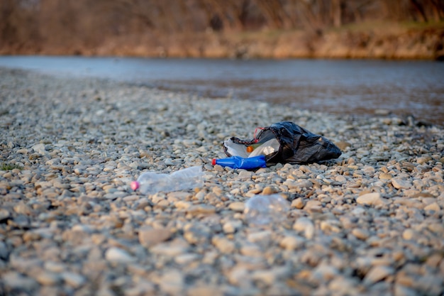 Basura cerca del río closeup