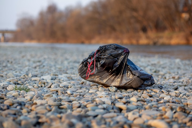 Basura cerca del río. Orilla de la contaminación ambiental.