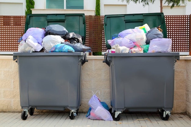 Basura contenedor de basura lleno en la calle