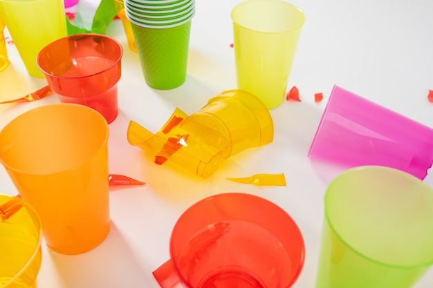 Basura dañina. Vasos de plástico rotos con piezas afiladas que se unen y causan contaminación del planeta.