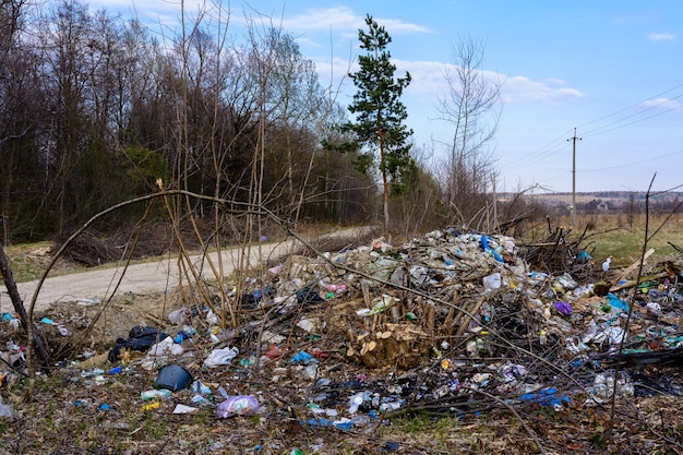 La basura es esparcida por la gente a través de los bosques y embalses el desastre ecológico