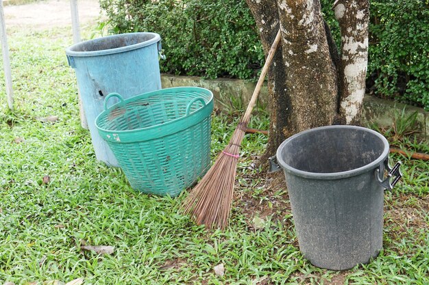 La basura y las escobas quedaron bajo la sombra