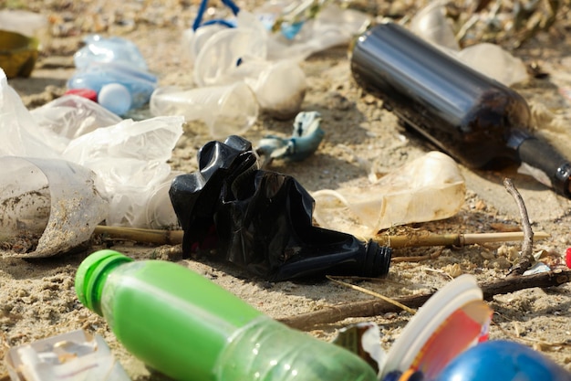 Foto basura esparcida en la playa problema de contaminación ambiental