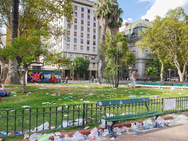 Foto basura junto a los árboles en un parque de la ciudad