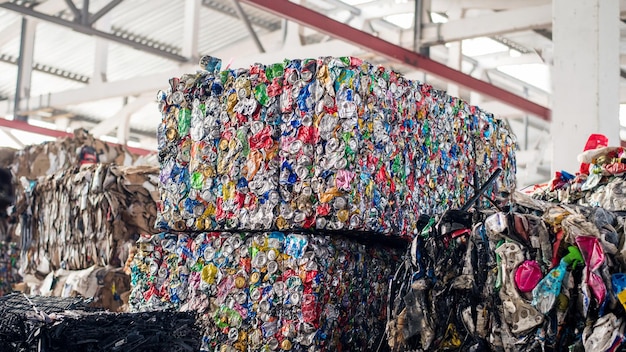 Basura de metal comprimido en la planta de clasificación de residuos