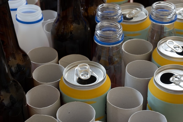 Basura mixta: cartón mixto, latas, vidrio y plástico, concepto de reciclaje