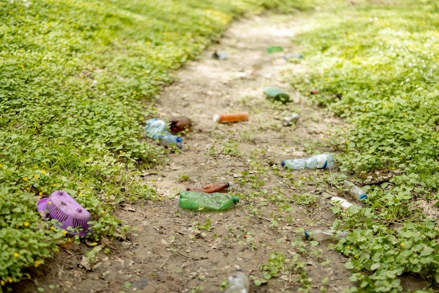 Basura plástica dispersa en la naturaleza