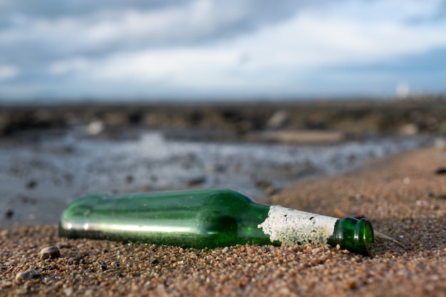 Foto basura en la playa, mar sucio